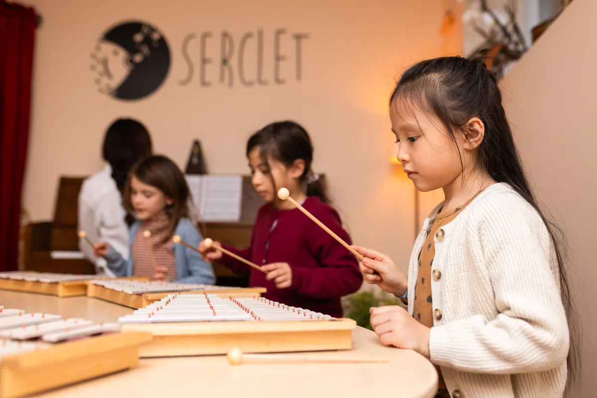 Enfants explorant des métallophones lors d'une séance Serclet